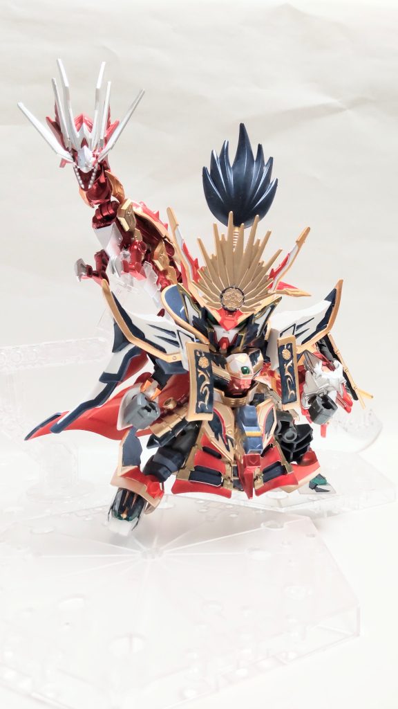 緋龍は、バトルアームアームズのパーツを骨格にして、創傑伝とヒーローズのパーツで構成されています。(脚はヴァルキランダー)固定接着無しで、バラして全ての外装パーツを信長エピオンに換装できます。なるべくドラグレッダーに近づけるようにしたつもりです。個人的には満足な仕上がりになりました!