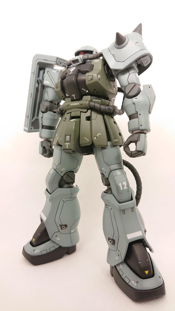 左側前方から非武装で素立ちです。一応センチネルザクの設定画を意識したポージングです。もはや私がここで書く必要もないとは思いますが、このキットのスタイルは文句なしに素晴らしいですね。作製に関してはスタイル変更は不要と考え、バトオペのモデリングを参考にスジボリを全身に施し、水性ホビーカラーでエアブラシ全塗装をしました。あとはメタルビーズを各所に埋め込んでます。