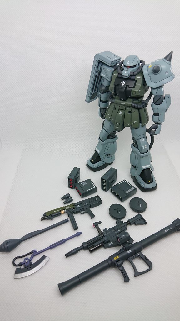 装備品と、ヒートホークは設定通り持ち手をパープルにしました。MMP-80もそこそこ塗り分けてます。ミサイルポッドに関しては、旧HGザクの物もF2の取り付け治具に無改造で取り付けることができます。旧HGザクの物の方が、ミサイルが別パーツになっており、これは旧HGザクの物に軍配。