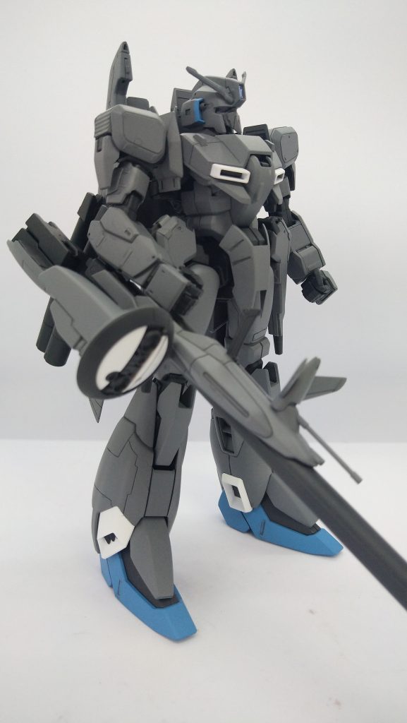 とくにいじった所もなく、合わせ目が出る所を処理するために、パーツ分割位置を変えたりしたのみです。スネパーツはど真ん中に合わせ目が来るので、脛前面と後面外装をサイドの外装と繋がっている所でカットして、合わせ目で接着しています。