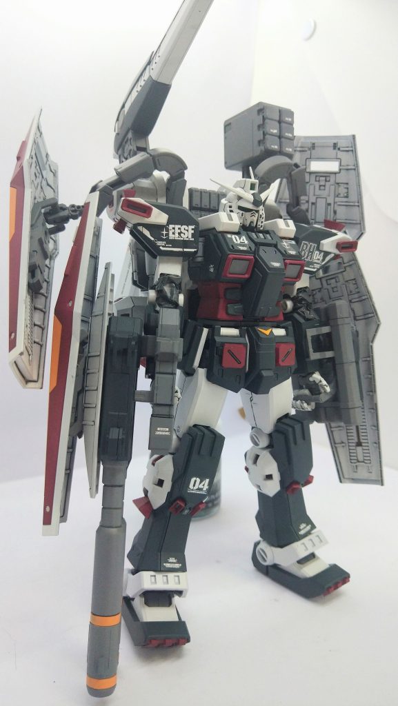 キットはカトキシグネチャだけあって出来は上々。パーツ数が多いけど組み立てはスムースに進みます。フルアーマー状態から逆算した素体のガンダムは、スリムだけどフルアーマーとの差がメリハリあって面白いです。