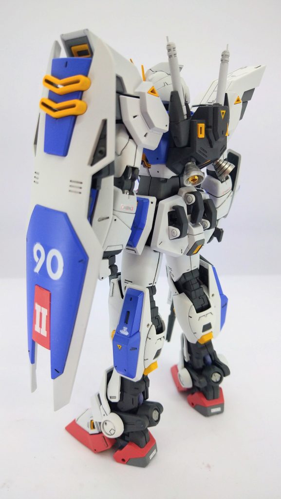 このキット一番の自分的悩み所がカラーリング。元が上半身ブルー基調、下半身レッド基調で、どこのウルトラマンゼロやねん。しかもブルーがスカイブルー。ないわー、と思い頭を悩ませました。全体に赤基調だと、F90の火星なんとかと丸かぶりだし。最終的には、設定のF90とF91をつなぐ位置づけの機体という所に着目して、F90ベースで、F91に寄せていく配色にしてみました。塗装終わって胴体と両腕くみあげた時点で『・・・なんか地味すぎん?大丈夫か?』と不安になりましたが、完成してみたらいい感じにまとまった気がします。