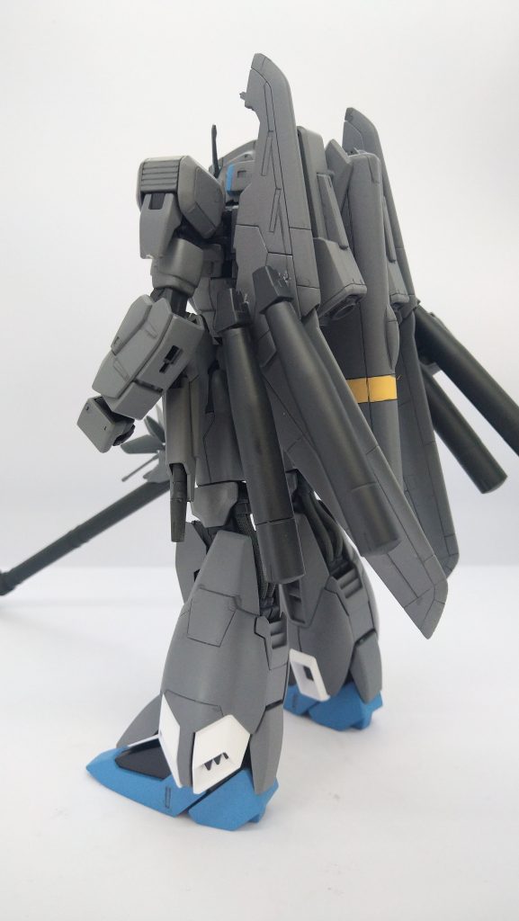 デカールも貼ってないので、ちょっと寂しい。カメラ部分はラピーテープを使っています。