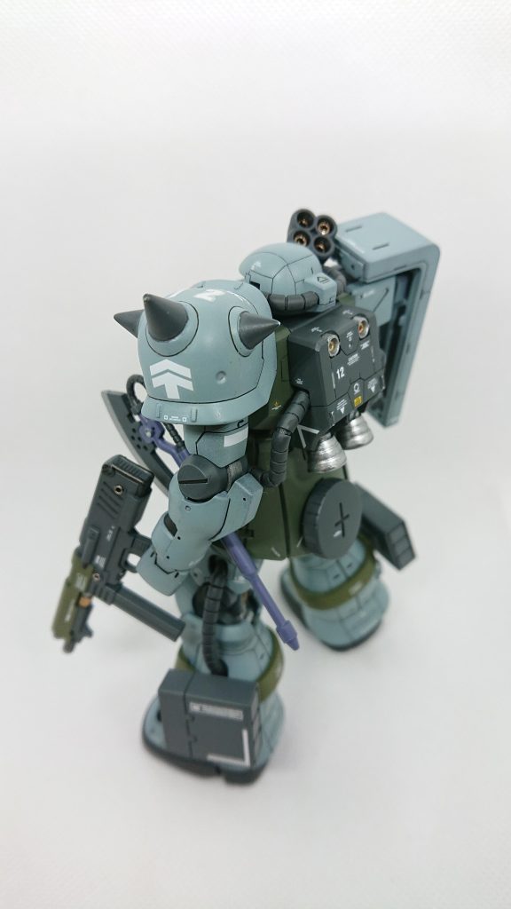 左後方上側から、リバイブザクのザクバズーカを装備してみました。バックブラストの逃がしにもメタルビーズを入れてみました。なかなか効果的かと。