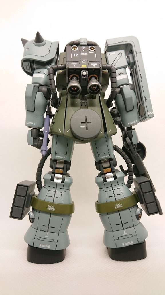 背後より、しばらく満足に模型作製をできなかった反動なのか、デカールを貼り始めたら止まらず…。いつもより多目に貼っています。