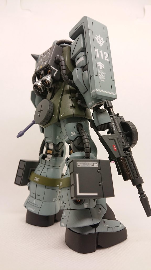 右後方より、シールドのスジボリは今回のお気に入りポイントです。カラーリングは当初いわゆるザクカラーのグリーンにする予定でしたが、以前作製したゲルググJに寄せてみました。こちらも今流行りのロービジっぽくなったかと、いかがでしょうか??