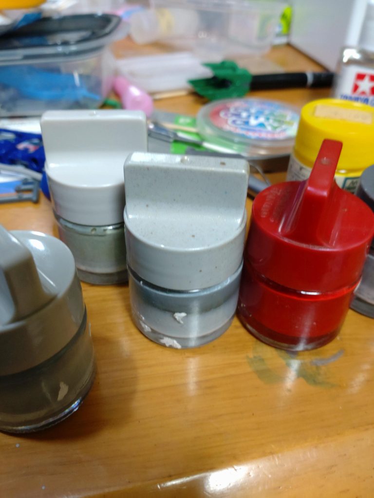 開かない塗料の対処の一つに–2枚目/制作者：斎藤　辰巳