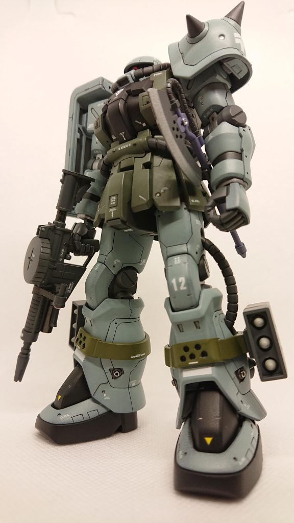 武装を装備した状態で。脚部ミサイルポッドの取り付け治具にはブチ穴を開けてみました。ミサイルのノーズコーンは赤ではなく、より日光による熱を吸収しずらい薄めのグレーにしました。分かりにくいとは思いますが、ショルダーアーマーはグフカスタムの物に換装しています。