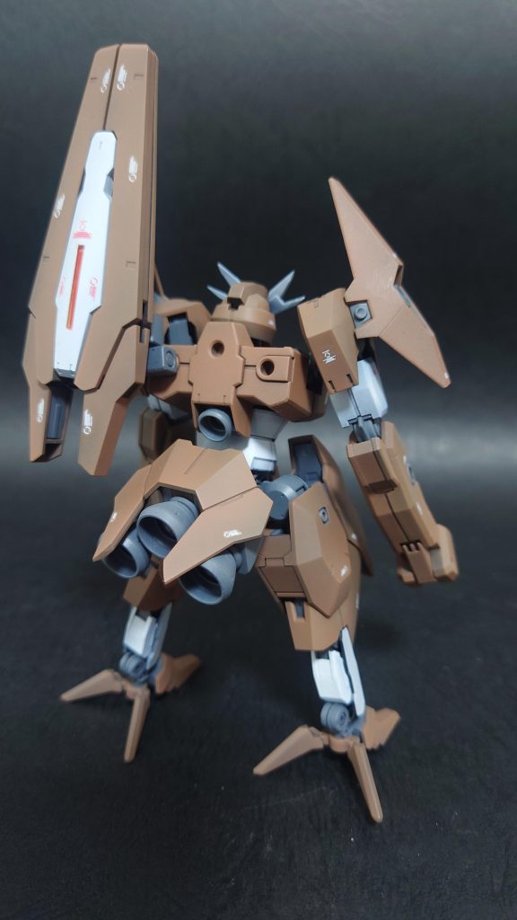 背面はルブリスウルと同じようにフェーズドアレイキャノンは左側にマウントされてます、追加武装とか有りそう。