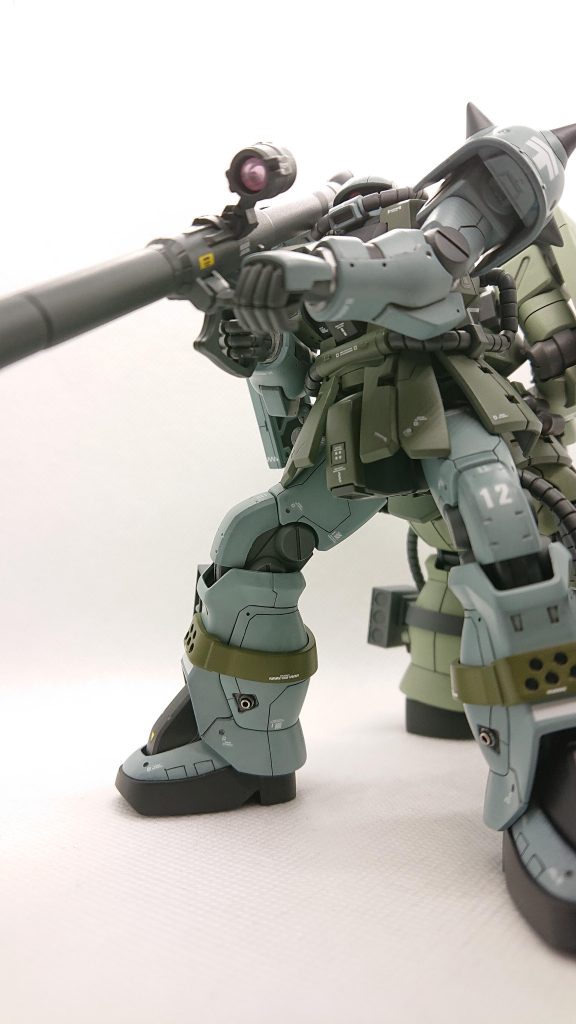 ザクバズーカを携えて、可動は現行フォーマットには敵いませんが、ポージングするには十分です。後ろには以前投稿したF2が友情出演してくれてます。こちらは前述した旧HGザクのミサイルポッドを装備していますね。各武器のスコープは100均のラインストーンシールに、モノアイはHアイズに換装しました。