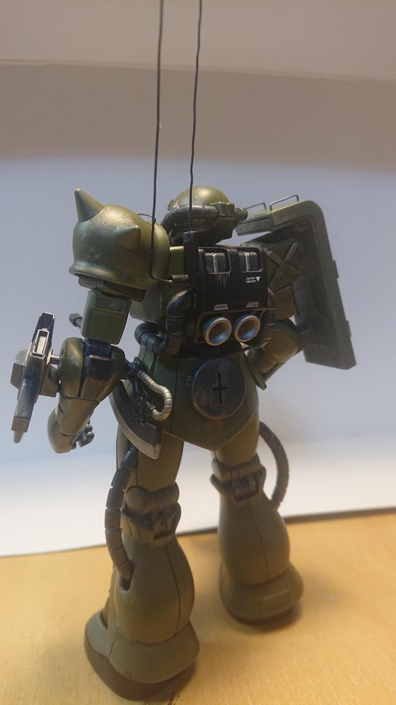 背部ランドセルには通信アンテナを追加しました。アンテナは家にあった適当な針金で作りました。