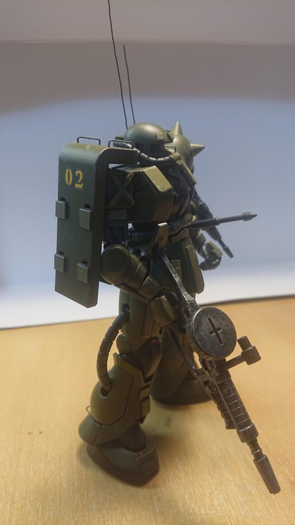 肩部シールドや左足にあるコの字型のとってみたいなやつはホッチキスの針で制作しました。