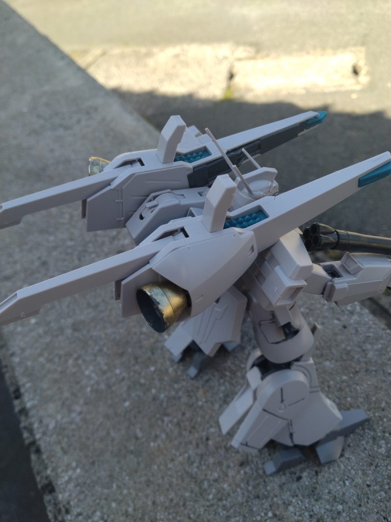 背中にあるブースターをイエローゴールドに塗りました！ 