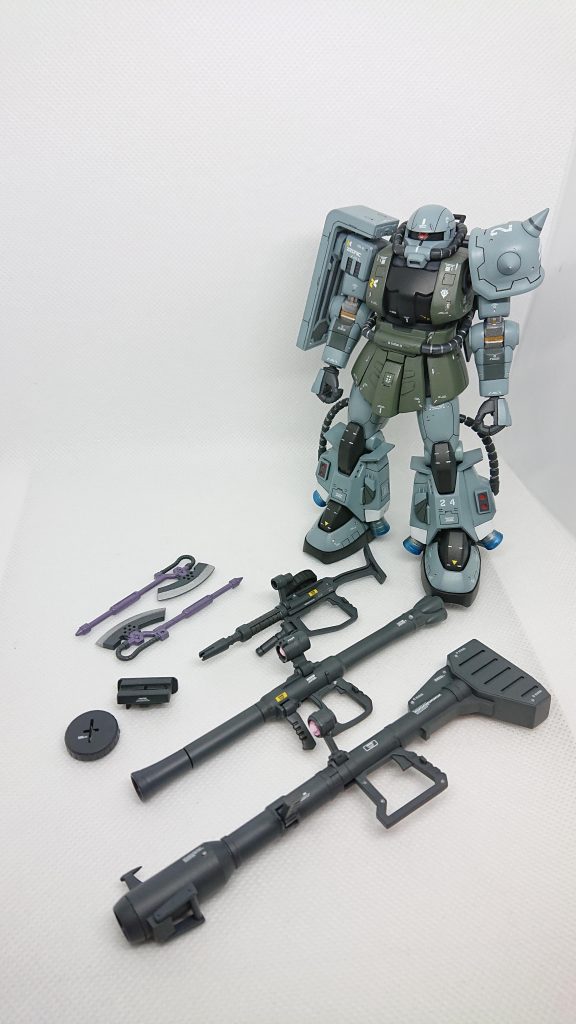 武装一式と。ヒートホークの下の物は余剰のマガジンをカット、プラ板を組み合わせたザクマシンガンの吊下用の治具です。ネオジム磁石で背部に取り付け可能です。が、息子からスラスター吹かしたら○焦げでは？と言われて…。辛辣な一言。このキットは初めて作製しましたがベースとなったザク2F2同様に優れたキットですね。胸部はリバイブザクよりシンプルかつ造形も優秀、特筆すべきは腰周りの前後の可動を追加したことでしょうか？F2と並べてみると、こちらの方がずっしりした体型をしており、ザクらしいスタイルだと思います。バンダイさん、なぜこれを発展させて素ザクを作らなかったのですか？