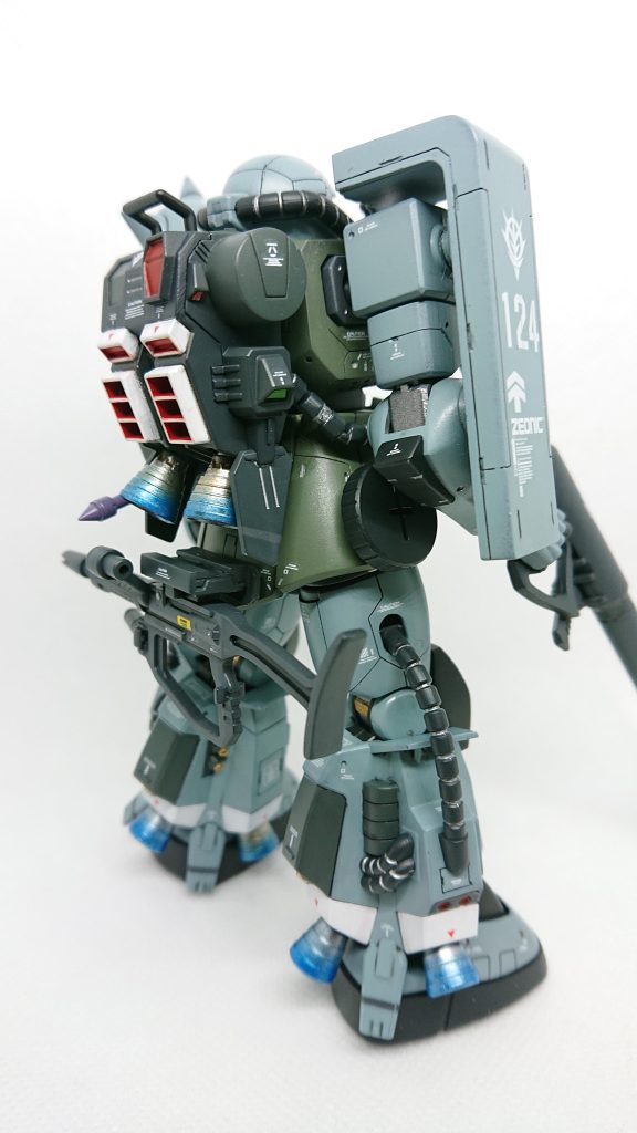 右後方より、大型ランドセルに脚部が、本来シンプルにな造形のザクの雰囲気を一新していると思います。MSVの中でも人気があるのも頷けますね。