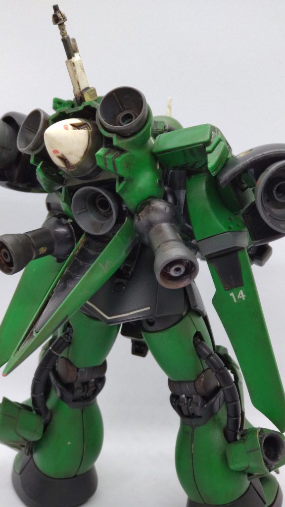 背面。フレキシブルに稼働するバーニアが増設されているため、急激な進行方向変更などの起動が実現可能です。中央にある円錐状の白いパーツは「背部演算ユニット兼センサー」。GNドライブをザクマシンガンの弾倉とともにポン付け。あまりのシンデレラフィットぶりに驚きました。後頭部あたりにあるのは強化型アンテナ。本機が高機動で飛び回っても周囲とコミュニケーションが取れるように増設されています。