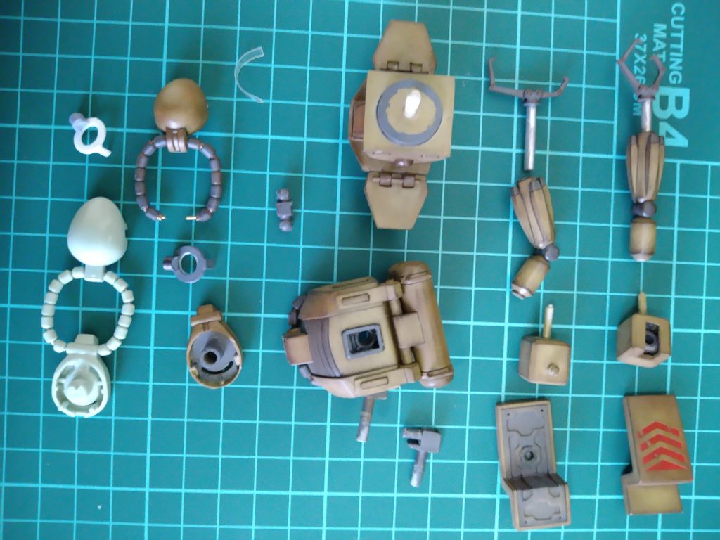 《ザク上半身部分1》でございます！🤗真ん中上のパーツは《腰部》を逆さまに置いてます、そのパーツの真ん中、白いプラ棒が《マゼラベース部分》への接続軸で、写真左側にある薄緑のパーツは《サンプルザク》の頭部でございます！🤗その隣に今回のザクタンクの頭部があるのですが、何とかいい位の大きさまで形を近づける事が出来たと思います！🤗