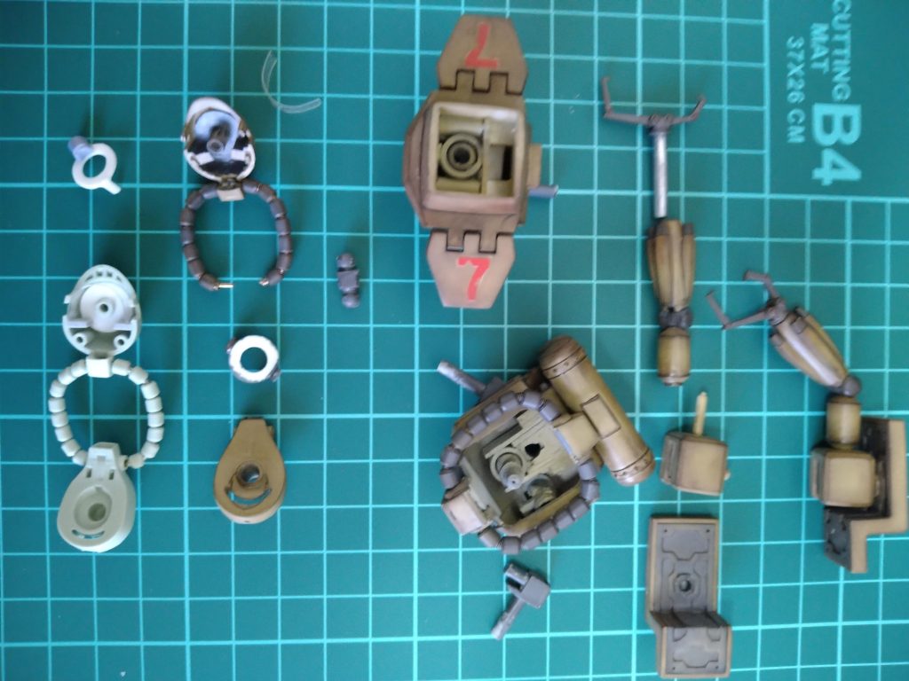 《ザク上半身部分2》です！腕のパーツ意外のパーツを全て裏返した状態になります！😚腕にもポリキャップ入っているのですが、腕が細いので、無理矢理穴２ミリのポリキャップ入れました!😚その肩の接続軸ももちろん２ミリですので、強度がとれないと思い、穴開けて「虫ピン」で補強致しました！🤭このザクもサンプルザク同様、つまみでモノアイ動かせるようにしております！😁真ん中一番下にあるのが肩の引き出しの為のパーツでございます！😚