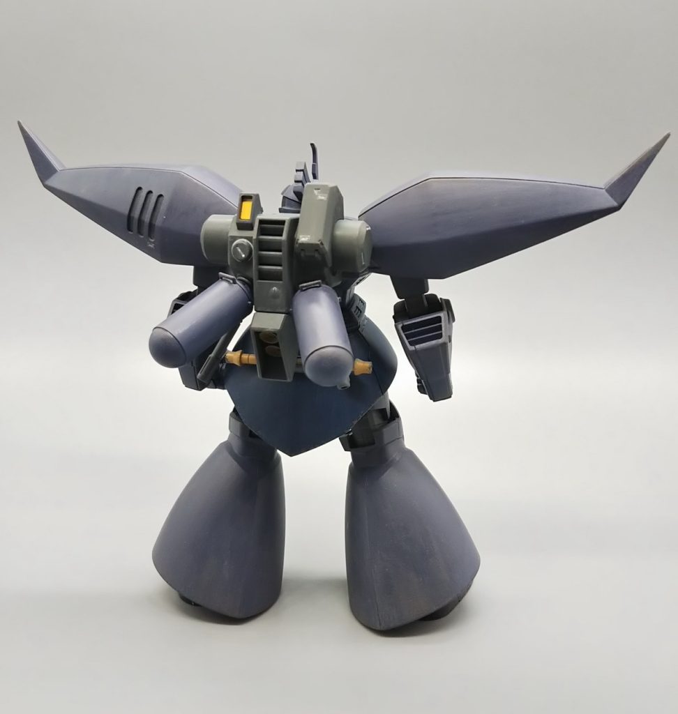 肩にめっちゃバーニアありますけんタンク必要です。