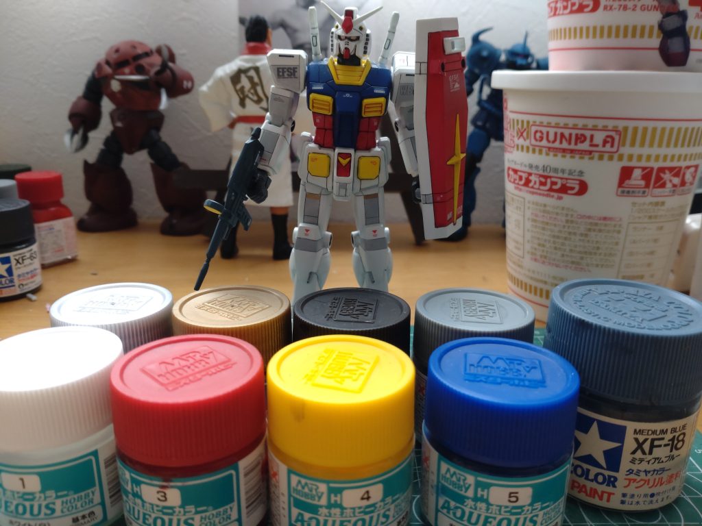 ガンダムの塗装ですが、クレオス水性ホビーカラー(白・赤・青・黄)を調色せずに使用して、墨入れで整えた感じです。艶消しクリアで仕上げてます。「大地に立つ」前のイメージなので、ウェザリングはしてません。スジボリ頑張りましたが、修行が足りてません。いろんな方々の作例やネットで勉強してますが、どうすれば上達するかなぁ？因みにガンダムトレーラーの方は、タミヤアクリル塗料(ミディアムブルー、オリーブグリーン、ロイヤルライトグレー)で塗装し、反動で汚したくなって、エナメル墨入れ、ウォッシング、ドライブラシ、ウェザリングマスターでしっかり汚したあとに、艶消しクリア吹いてます。