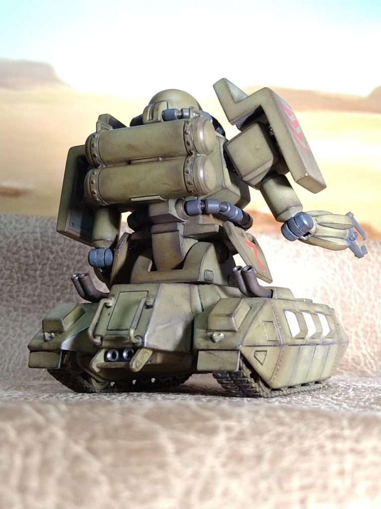 〘ザク上半身部分〙の改造は……🤔……🙄……😅やはりほぼ全てでございました！🤣バラバラに切って削ってくっつけて、私の好きな《旧ＨＧザク》のプロポーションに近づける感じに制作致しました！😚腰の回転と、下腹部の前後の可動は「すぐヘタる」と思いましたのでポリキャップ化しました！😁そしてポージングの問題で、もう少し上半身動かしたい🤔…と思い、バラバラにした〘胸部〙と〘腹部〙の接続にボールジョイントを使いました！😚これでポージングの幅が少し広がったので、良かったと思います！🤗いつものアクションポーズでございます！😆