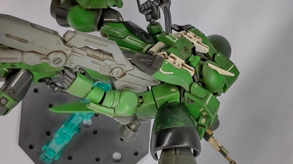 シャドウ吹きに挑戦しましたが、ウェザリングカラーでフィルタリングで目立たなくなっちゃいました。あまり意味なかったかも……。デイトナグリーンを主にしましたが、色味が強すぎたので退色させたかったんですよね……。