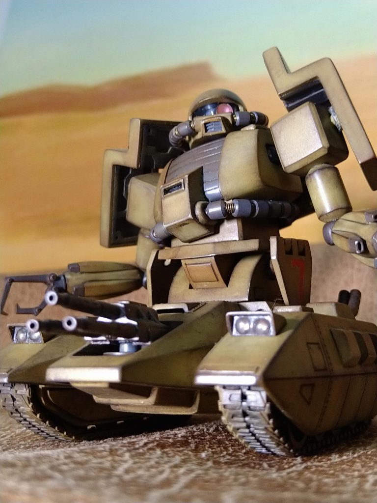 今回の制作の中で大変だったのが《頭部》でございました😂旧ＨＧザクの頭部に近づける為、かなりヤスリで削らなければならないと思いましたが、この頭部は縦割りモナカ構造ですので、まず接着し、その後、旧ＨＧザクの様に横に切断して削る前に裏に「パテ」を詰めてから削りました、詰めたパテが透けて見えそうな位ギリギリまでパーツ削りました🤣　その後は、分割した頭部をつなぐ差し込みとモノアイとモノアイカバーの取り付け場所の制作😅最後に首のパーツを差し込む為の穴の調整を致しました！😚……あ😮……後…動力パイプ…😓……で、頭部の完成です！🤗