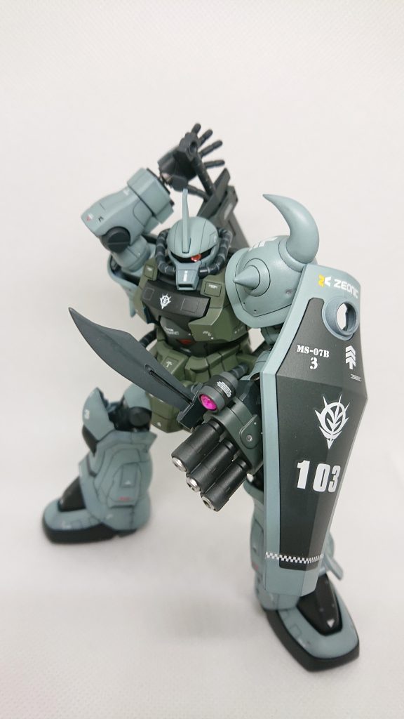 ガトリングをで牽制しながら標的に近接、格闘の間合いに持ち込めたらそこはつまりグフの間合いです。森林や建物の多い場所では取り回しの良いヒートナイフを腰部から、投擲して使用することも、通常はバックパックのラックから威力と射程のヒートサーベルを、という感じで使い分けます。バックパックのラックは可動しますので抜刀のポージングも可能です。