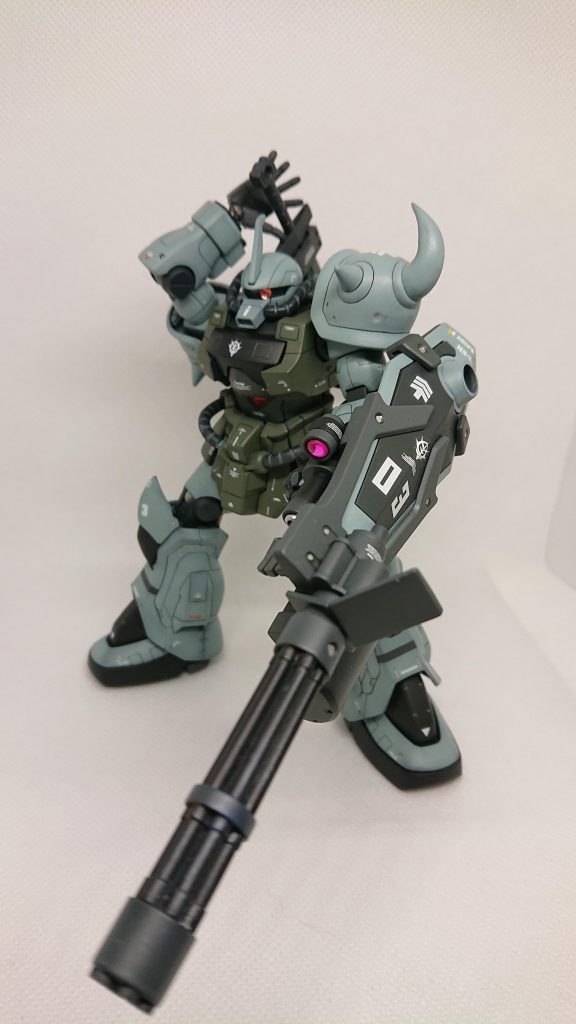 仮にガトリングシールドを携行していても、この方がヒートサーベルを使い易いと思います。08小隊の劇中ではガトリングをオミットし、抜刀するシーンがありますが。恐らくガトリングの再装着はなかなか難しそうですね。その点本作のガトリングは携行式なので再使用もできます。