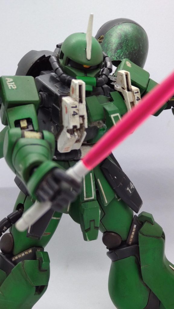 ショルダーアーマーを外したところ。大型バーニアとショルダーアーマーは独立しているので、「ショルダーアーマーだけ外す」が可能です。後頭部から伸びる動力パイプは、アイロンビーズを流用・自作した可動パイプに差し替えています。足/腰の動力パイプも、一度は自作パイプに差し替えましたが、思ったほど見栄えが良くなく自キットのものに戻しています。