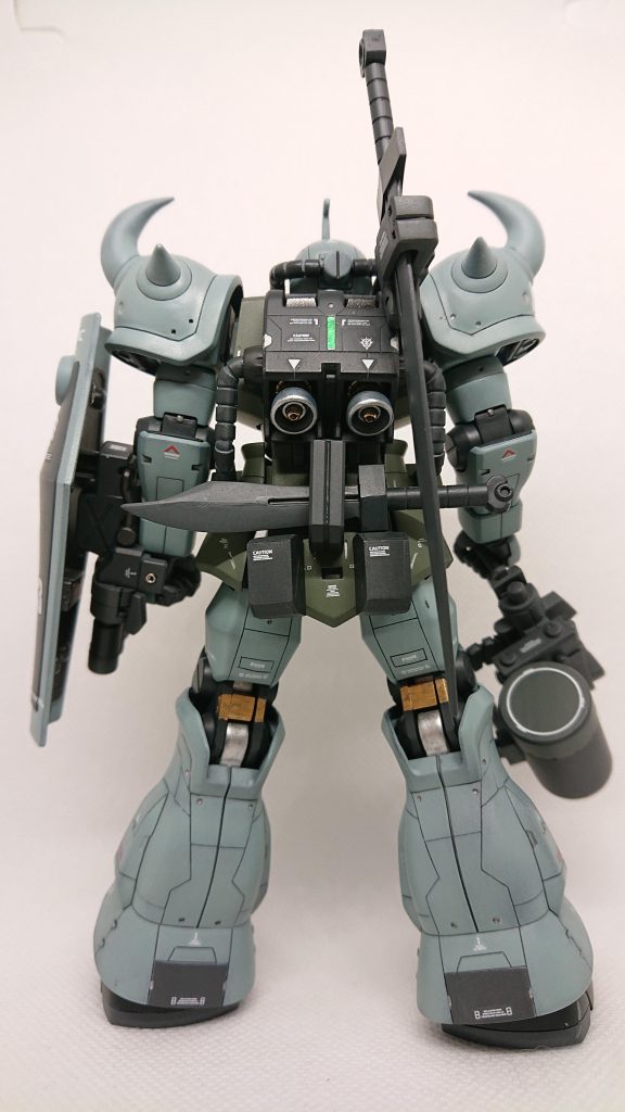 背後から、バックパックは開口してディテールアップパーツをはめ込んでいます。ヒートサーベルとヒートナイフのラックは、ガトリングでも使用したシステムベースのパーツを組み合わせています。ヒートナイフのラックの下にある物はハンドガトリングの弾倉です。プラ板で箱組し、スジボリでディテールを再現しました。ノリスさんも交換してましたよね。