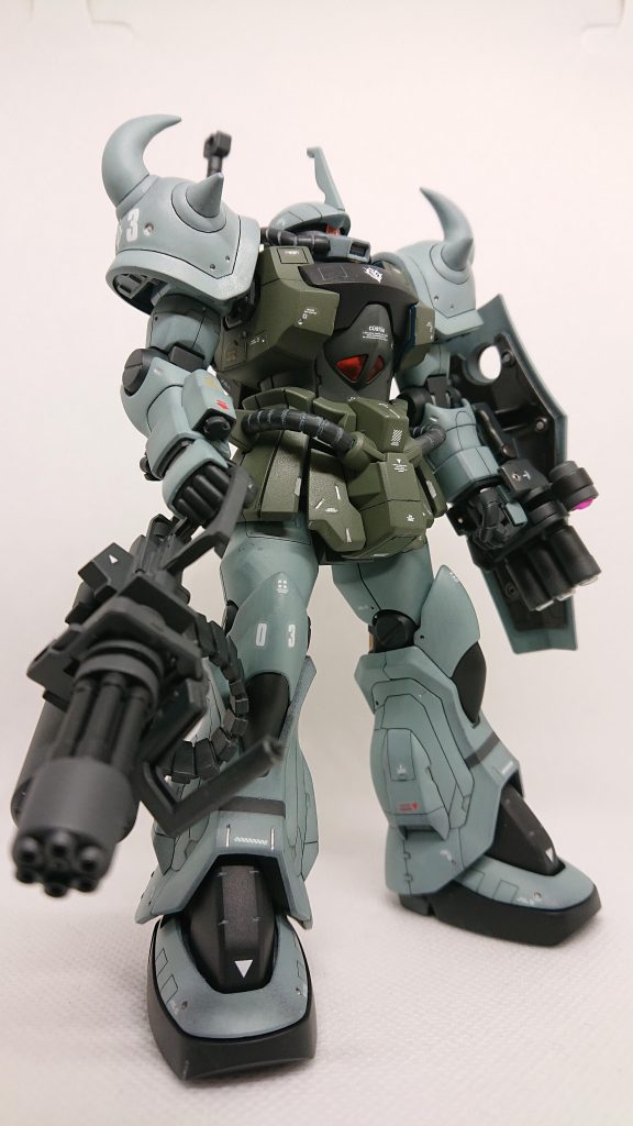 右前方からやや煽りで、カラーリングはオリジナルにしようか迷いましたが、結局自分の中で流行りのロービジで落ち着きました。胴体はわかりづらいですが、オリーブグリーンとRLMグレーグリーンで塗り分けています。