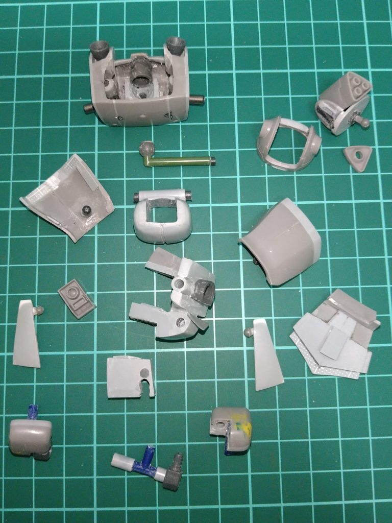 真ん中よりちょっと上にあるのが〘腹〙のパーツです!😚 旧HGザクの時の可動点は【〘胸〙◑↔◐〘腹〙◑↔◐〘腰〙】の4点での可動点でしたが今回は【〘胸〙◑↔◐〘腰〙】の2点可動点で作ってみました!😙 《腹》パーツの上にある緑色の《L字型》のパーツがそれです!これもランナーを切って、ジョイントのボールくっ付けただけでございます!😆そのパーツの一部分、黒いのですが、得に意味は無く、調整時、削り過ぎて短くなったので、足しただけです…😭《腹》のパーツはそのランナーパーツに通すだけでございます…😚《腹》のパーツの下にあるパーツが《腰》のパーツ、その下にあるのが《脚の付け根》のパーツで、立ち膝のポージングの時はその下にある《T字型》のパーツを手前にスライドさせて立ち膝のポージング出来るように作りました!😚  《T字型》のパーツにくっ付いているポリキャップも旧HGザクの〈ヒザ〉の余ったポリキャップです!《腰》のパーツにはもうポリキャップ仕込む隙間が無かったので🤔、その《脚の付け根》のパーツは、下からスライドさせて〈パチン〉とはめ込む様に制作する事に致しました!😁