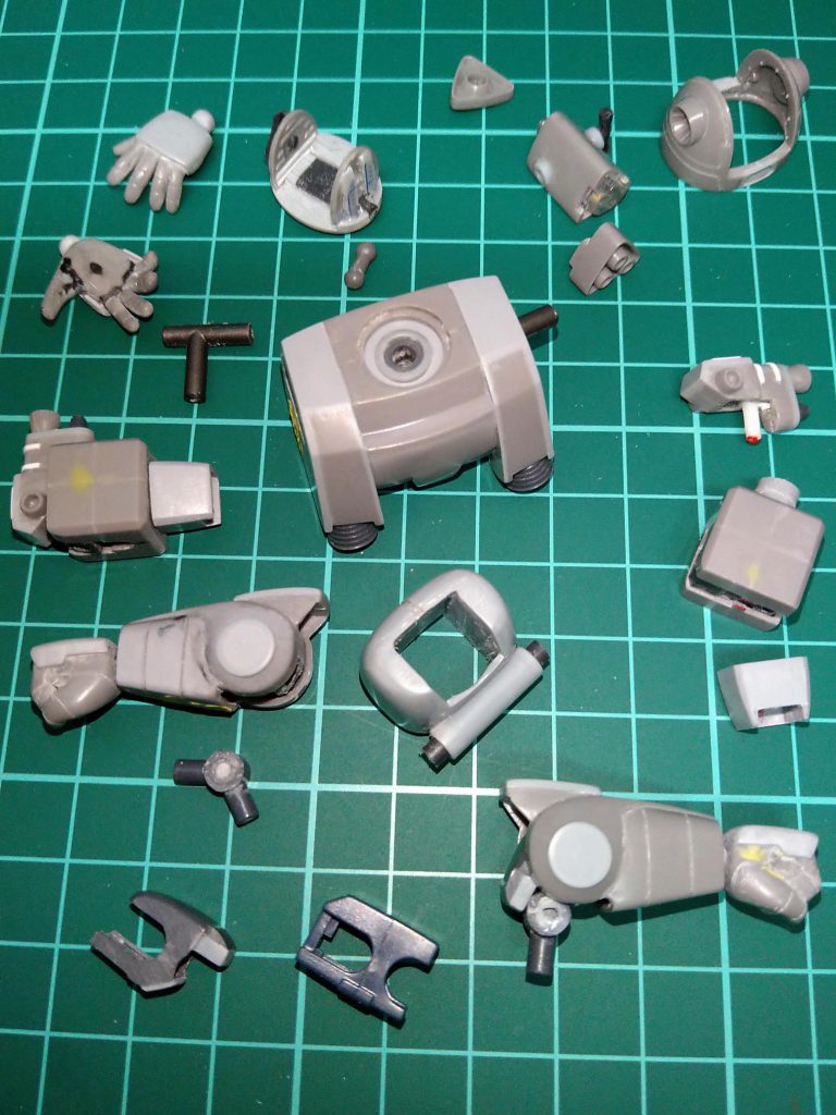 真ん中の一番下にあるパーツは旧HGザク制作時に余った〈ヒザ〉のジャンクパーツ…余計に手間が掛かりましたが、その左にある《ヒジ》のパーツへ改造😚これで、ほんの少しミキシングが入った様な気もしますが、ジャンクパーツを無くすため、仕方がない…😅《握り手》はそれっぽく彫りました!😙  《平手》は何かとても可愛く見えたので、一度指を切断して1ミリのプラバン挟んで指を長くしました😁真ん中にあるのが《胸部》パーツ、その上に散らばっているのが《頭部》のパーツです!頭部は塗装しながら、後ハメ制作ですので、以降は、写真のみでの説明とさせて頂きます!😚胸部左にあるのが、《肩の引き出し》のパーツでございます!胸部の中にはポリキャップ仕込んでおりますが、このパーツはランナーを「良い所」で切っただけでございます!😅