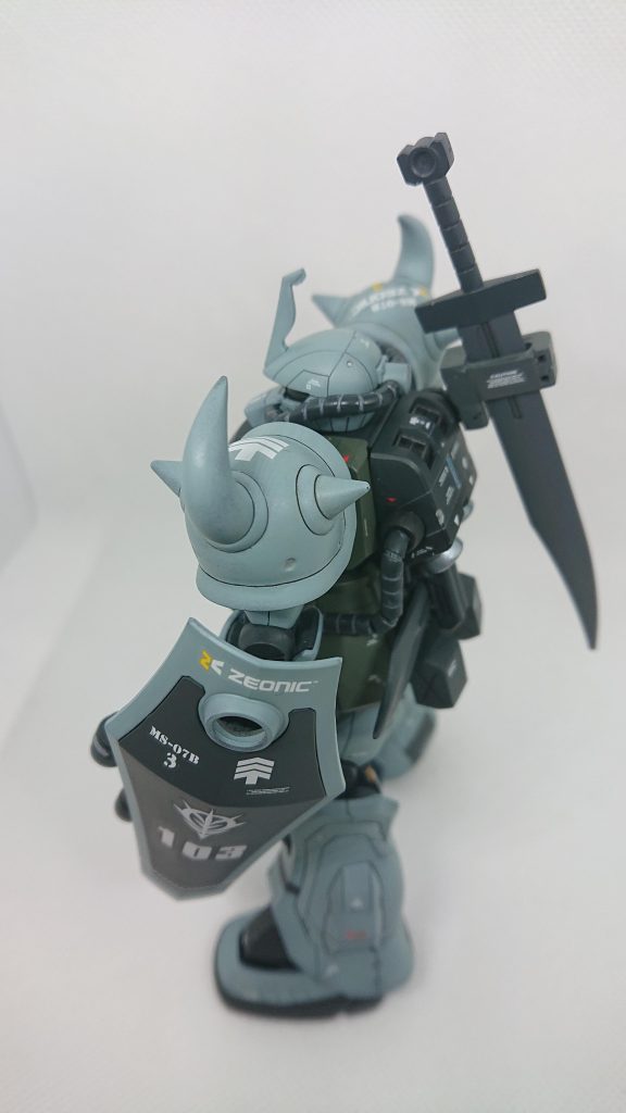 右後方上側より、グフカスタム専用のデカールというのは有りませんので、色々と組み合わせて。一応前2作と並べて飾れるように意識しています。バックパックの開口部も見えてますね。