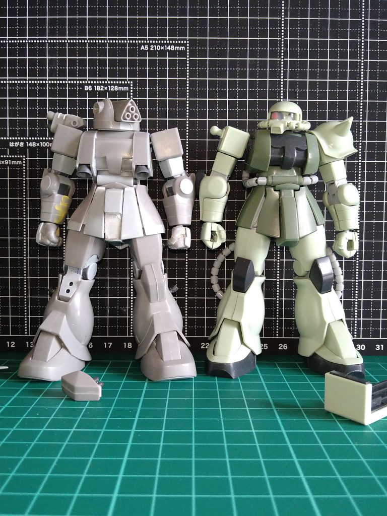 〘サンプルザク〙に来てもらいました!😚私的にはやはり、この《サンプルザク》大活躍でございます!🤗この写真が、プロポーション調整完了した時の写真でございます!😁ザクフリッパーは、〈シールド〉や〈アーマ〉が付いていないのでそして〈顔も少し大きい〉ので、肩のパーツは、他のパーツよりもまだ大きめに調整しております!😚 お腹のパーツは〘サンプルザク〙同様、箱組して削り出し整形、二の腕のパーツも、箱組整形、ヒザの関節も、《サンプルザク》同様自作関節を使っております😁 そして、ここからが、私の中では本番でございました!🤔私の持つこの機体のイメージは、まず偵察機であり、製造コストが高い事から極力戦闘は避ける機体でございます!偵察して……時には隠れ……敵に見つかった時には胸部の〘緊急離脱用ロケット〙を使って、逃げ帰るという…戦わないモビルスーツのイメージで制作…今回意識するポージング目標は、逃げ帰る時の『上体反らし』と、隠れる時の『立ち膝』でございます!😁もちろんここで決定したプロポーションを変えない崩さないというのが、大前提での調整を行いました🤔