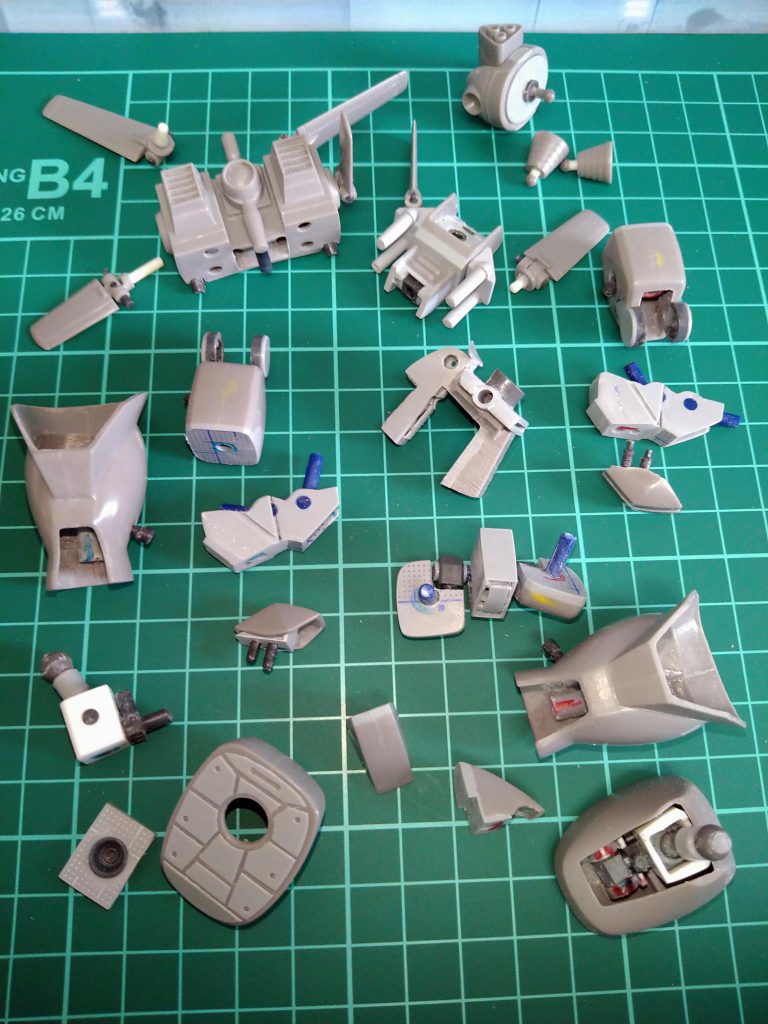 《腰》から左上あたりに散らばっているのが、《ランドセル》のパーツです😚今回のポージング目標の〘上体反らし〙の時、スカートとランドセルのバーニア部分がぶつかり、上体を反らす事ができなかったので、バーニア部分切断!😅ポリキャップ仕込んで《上体反らし》の妨げにならない位動く様にしました!😚足の裏もそれっぽくバーニアとプラバンでディテール作りました!😁 …一度組み立てて…😚立膝は出来たのですが、内部にまだ多少のあそび(隙間)があったので、私、〈欲〉が出てしまい…《あのポーズ》できないかな??🧐と最後の挑戦!🤨調整を行いました!🤔…