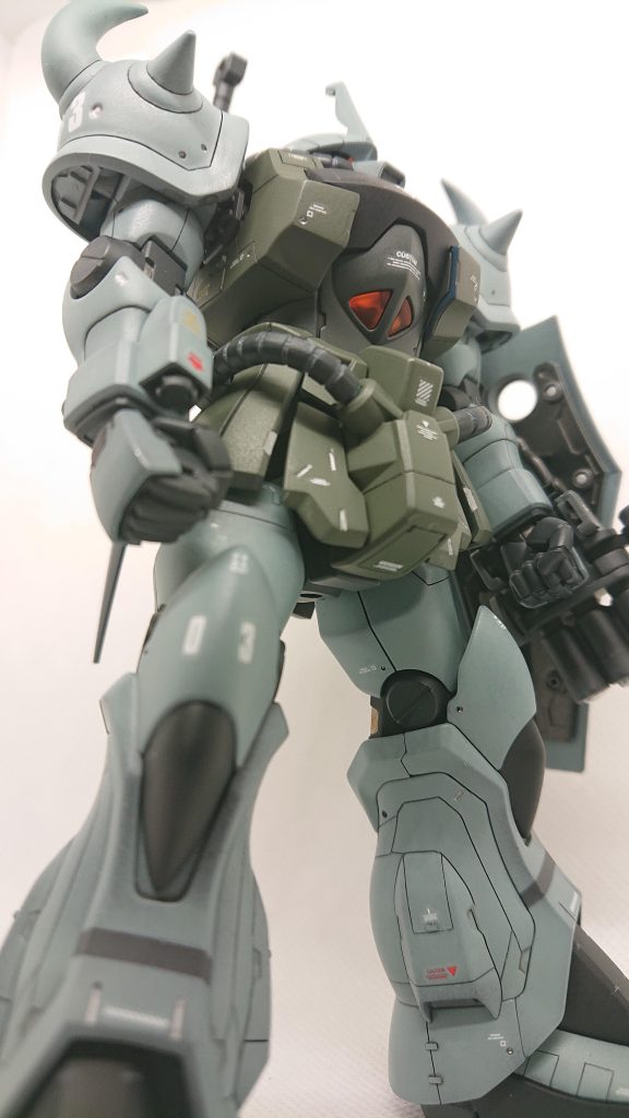 右前側より煽りで、やはりこの視点が迫力があって好みです。グフ系列は特に煽りが合うと思います。ストーリーにも上げました、スミ入れをした際、完成を目前にして目立つ胸部にまさかのケミカルクラックが…。何とかモチベーションを維持して完成させることができました。作製したガトリングも納得の出来映えになりました。フォローのお二人ありがとうございます(^-^)v最後までご覧頂きありがとうございました。