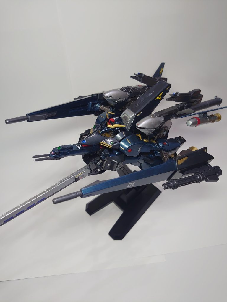 塗装完了間際に下半身のABS樹脂が割れて、上半身とつなぐ関節を補強するはめに…さらには組み立て段階で左足の付け根が折れてしまい、修復作業に時間を食われました…MA形態はこの撮影時のみで、今後はやりたくないですね。