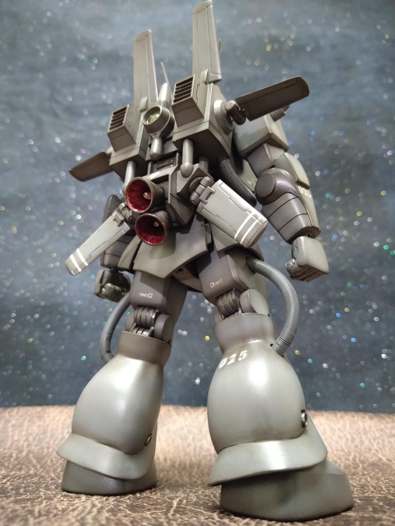 旧キットでございますので私の制作方法での改造箇所は、やはり………🙄………🤔………ほぼ全部でございました!😅今回もパーツ 「切って」 「切って」 「削って」 「くっつけて」また「切って」………😂、私の好きな「旧GHザク」のプロポーションに寄せる様に制作致しました! ですが、旧キットのカッコ良さも残したかったのでほんの少しだけ「旧HGザク」よりは若干太らせてプロポーション調整致しました!😁  私の中では、まぁまぁ良い形になったと思い、良かったと思っております!🤗