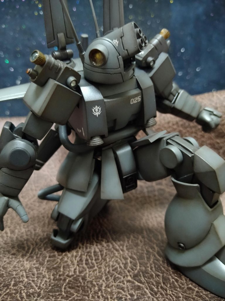 私の作品、いつもそうなのですが脚の小さいバーニアなど、使える所は、《手芸用のビーズ》使っております!😅動力パイプ取り付け後も、得に支障無く腰のひねりや立ち膝ができたので❲ホッ❳としました🤭