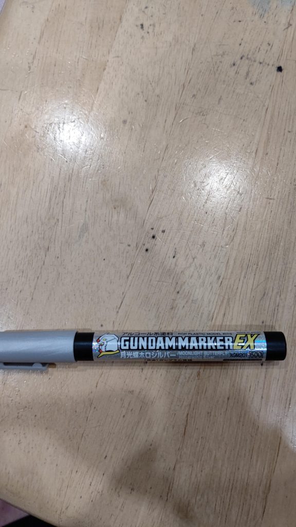 これ❗あとはフリー素材の蝶の羽根をシール用紙に印刷して、月光蝶ホロシルバーを吹き付けた0.3㎜透明プラ板をシール保護、仕上げに蛍光クリアーを吹いただけ。てきとーに3㎜の穴を空けてバックパックとの接続ダボに挟み込むだけ😅