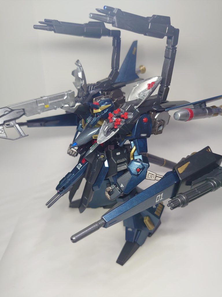 バインダーにもバルカンを装着して火力増し増しにしてます。これはもともとフライルーが領域支配MAという設定で、以前に作った強襲殲滅型ザクとコンセプトが似ていたため、ハリネズミにしています。