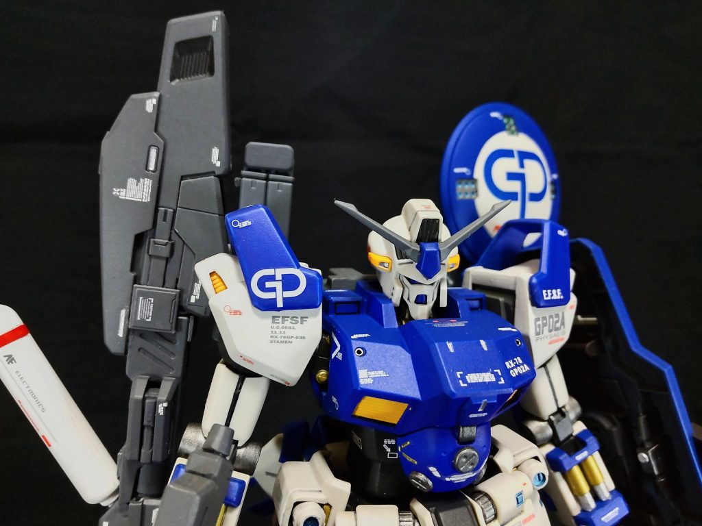 上半身は、肩部の形状とスラスター・胸部のダクト等は、GP00 ブロッサムに準ずる形状をしているがコアブロックシステムは廃止され球状コクピットに変更とそれに合わせた更なる装甲強化が施されている。