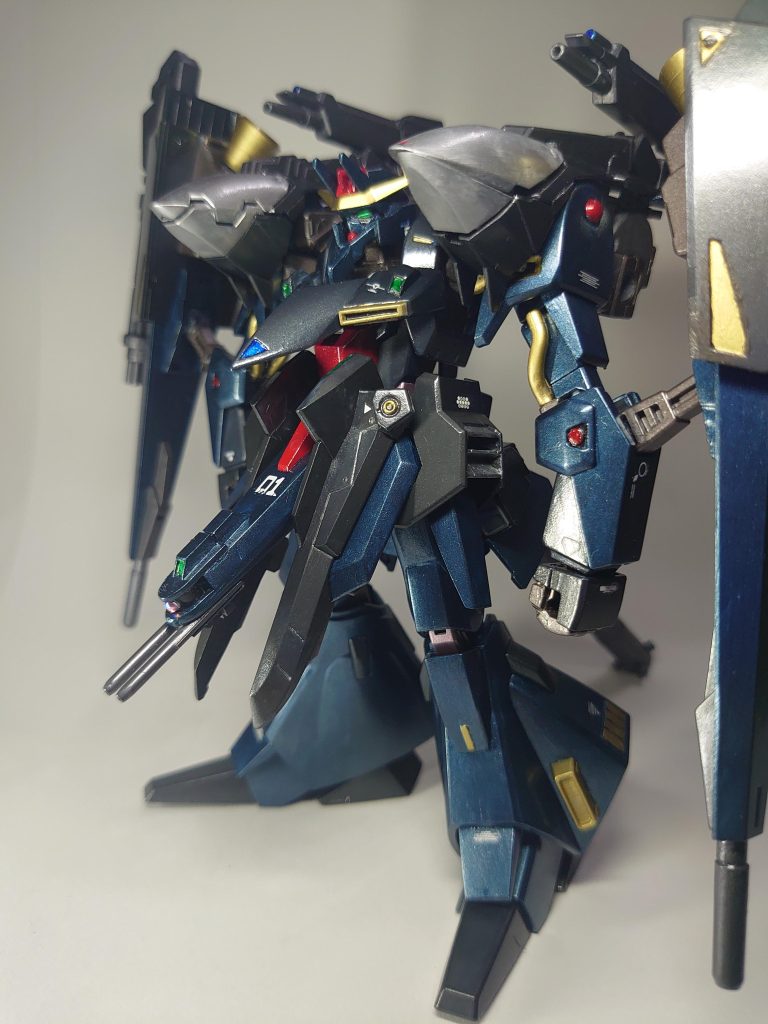 弟にもらったよく知らないガンダムヘッドに、メガ粒子砲をつけ、股間にダブルビーム砲を付けてダブルゼータのイメージ。股間にモノアイを付けてMA形態の時にギャプランぽさを残してます。