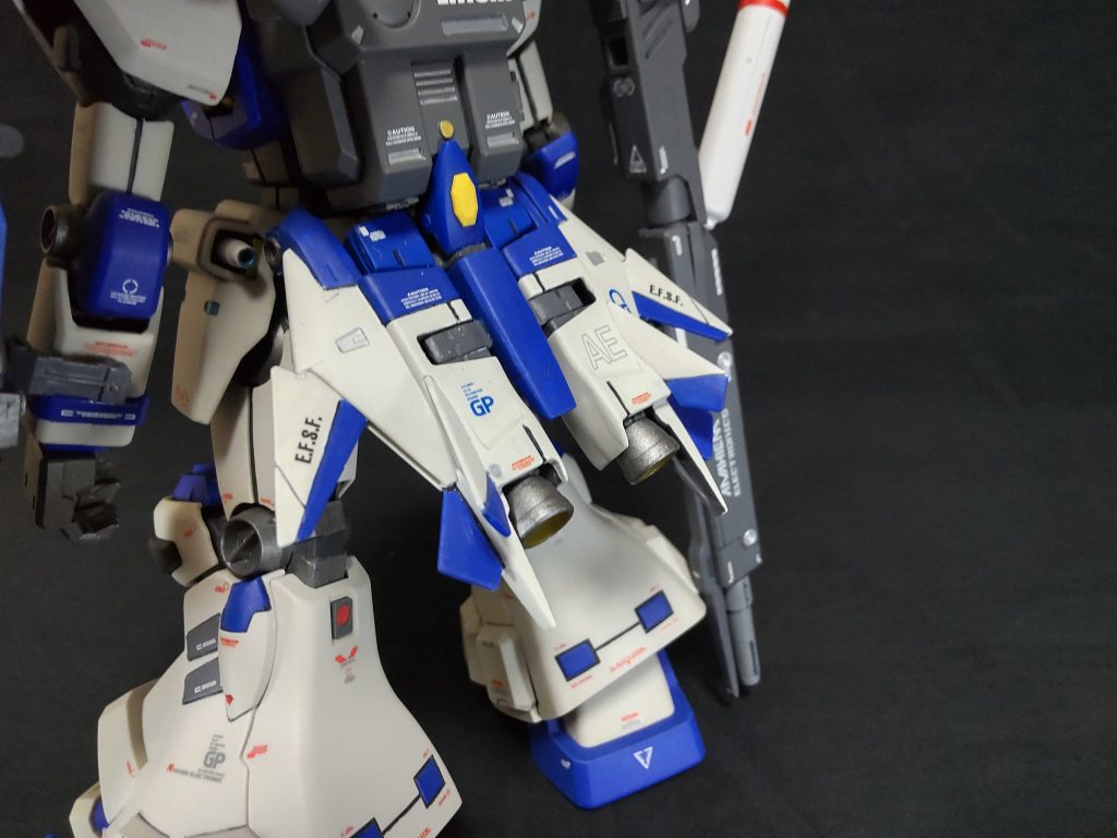 バックパックは、核弾頭を貯蔵・運搬するためのものを装備、メインスラスターは、ブロッサムのコアブースターⅡのものではなく、左右独立可動の開発中のGP03のコアファイターのものを流用し機動性を確保している。この辺りは、試作機らしい装備となっている。