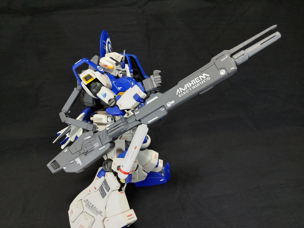 大型ビームライフルは、ブロッサムに装備されていたものの改良型、プロペラントタンク形状の大型Eパックを装着することによりチャージ時間を短縮し連続発射が可能。