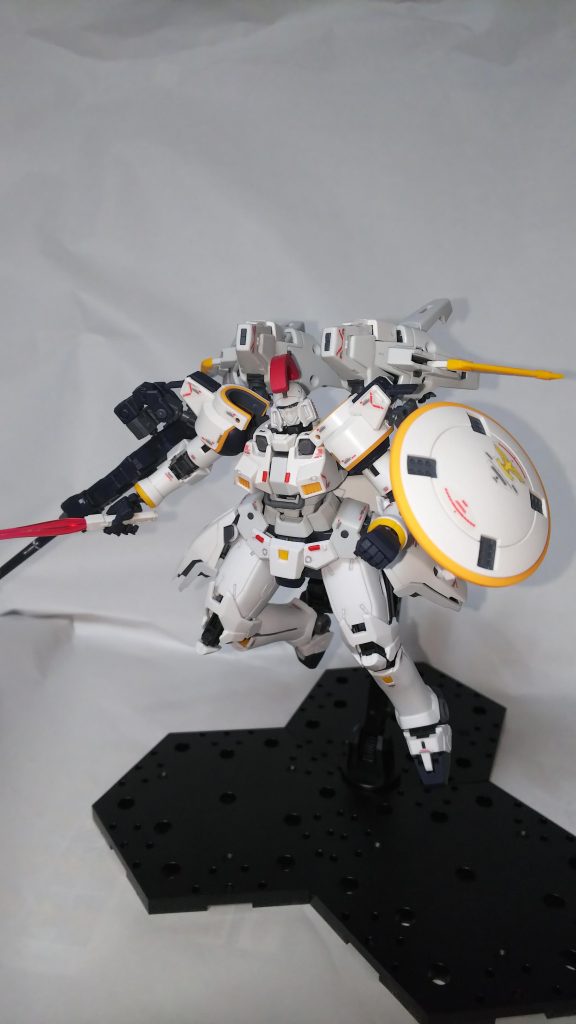 胴体と腰に四ヵ所だけプラ棒でレッドポイントを付けました。