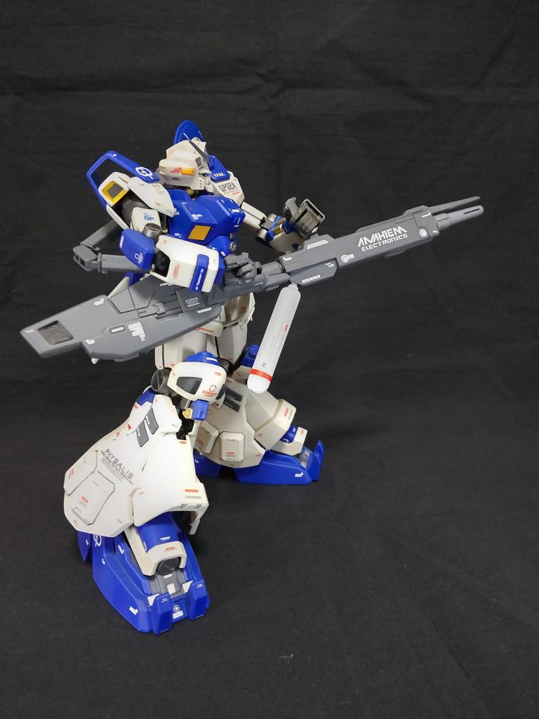 大型ビームライフルには、持ち手が2ヶ所あり両手持ちでの狙撃スタイルでの運用も可能。