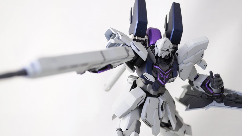 塗装はメインのグレーは成形色にフラットベースを溶かしたスモークグレーのみ。先にガンダムマーカー(ブラック、メカグレー)で部分塗装をしてから吹いています。